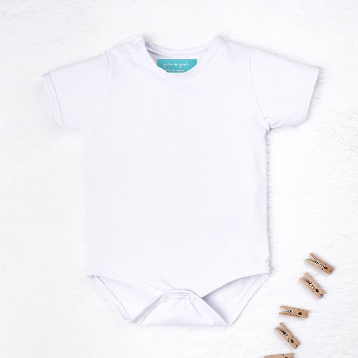 https://gdg-images.s3.sa-east-1.amazonaws.com/fotos/151679/body-manga-curta-asas-de-anjo-branco-m-329552.jpg