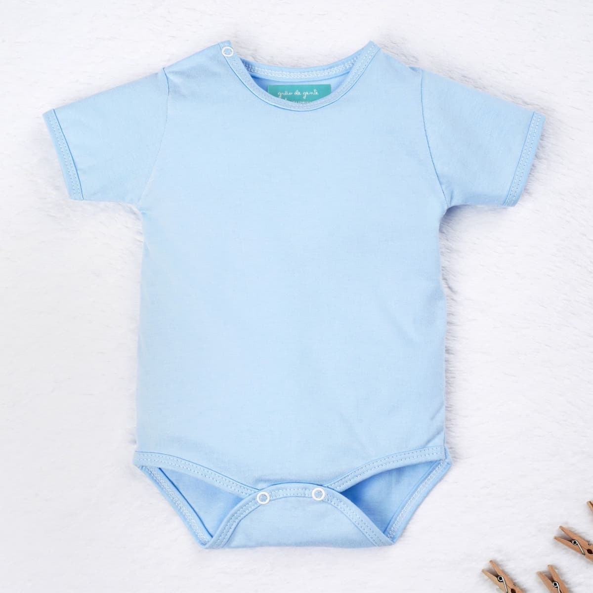 https://gdg-images.s3.sa-east-1.amazonaws.com/fotos/159152/body-manga-curta-baby-basics-azul-bebe-gg-391658.jpg