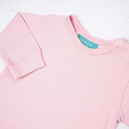 https://gdg-images.s3.sa-east-1.amazonaws.com/fotos/151611/body-manga-longa-asas-de-anjo-rosa-rn-329019.jpg