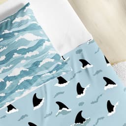 https://gdg-images.s3.sa-east-1.amazonaws.com/fotos/156124/jogo-de-lencol-infantil-solteiro-tubarao-e-ondas-351163.jpg