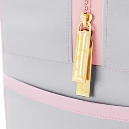 https://gdg-images.s3.sa-east-1.amazonaws.com/fotos/147067/mochila-maternidade-coracao-cinza-e-rosa-36cm-321613.jpg