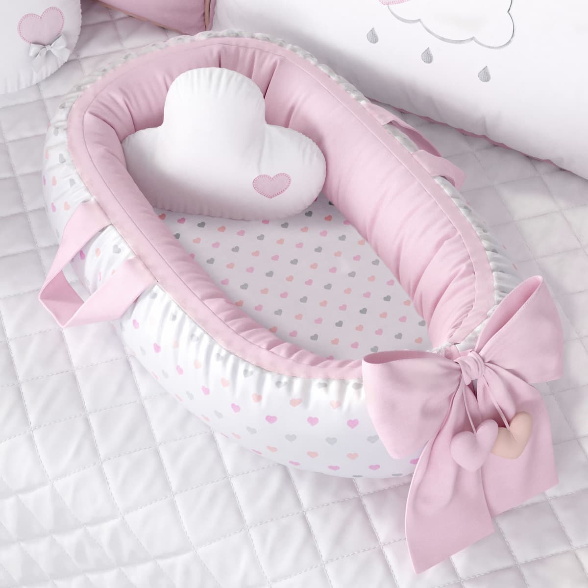 https://gdg-images.s3.sa-east-1.amazonaws.com/fotos/100334/ninho-para-bebe-redutor-de-berco-coracoes-80cm-492291.jpg